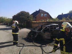 A tűzoltók átvizsgálták a kiégett járművet