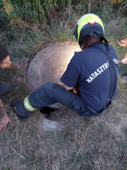 Csatornába esett egy kiskutya Valkón