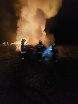 Több vízsugárral oltották a tüzet.