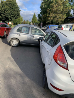 A tűzoltók átvizsgálták és áramtalanították a járműveket