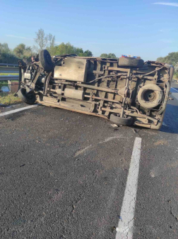 Oldalára borult egy kisbusz az M7-es autópályán