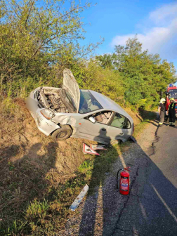 Kisbusz és egy személyautó ütközött össze