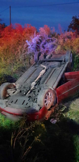 Lesodródott az útról egy személyautó