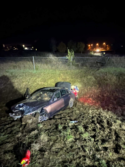 A tűzoltók áramtalanították a gépkocsit