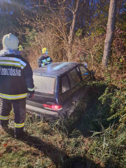 Árokba hajtott egy személygépkocsi