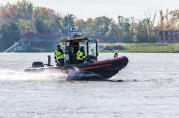 Vízen és hajón is gyakorlatoztak a tűzoltók a Duna váci szakaszán.