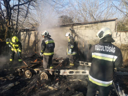 A tűzoltók átvizsgálták a kocsi romjait