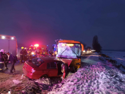 Autóbusz és egy személygépkocsi ütközött össze az 51-es főúton