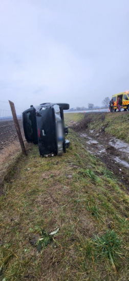 Lesodródott az útról a gépkocsi