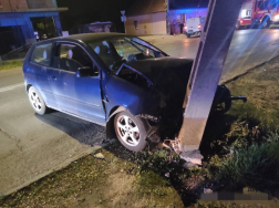 Az ütközés következtében az egyik autó egy villanyoszlopnak csapódott