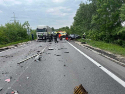 Személygépkocsi és egy teherautó ütközött össze