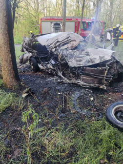 A tűzoltók átvizsgálták a kiégett járművet