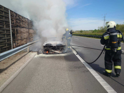 Kigyulladt egy gépkocsi az M5-ös autópályán