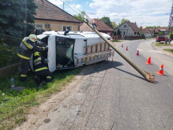Egy kisbusz távközlési oszlopnak ütközött