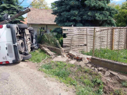 A nagykátai hivatásos tűzoltók áramtalanították a gépkocsit, majd átvizsgálták