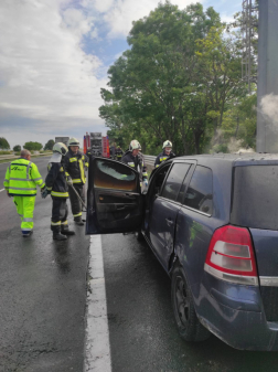 Személyautó égett Martonvásár közelében