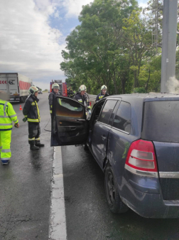 A tűzoltók átvizsgálták a gépjárművet