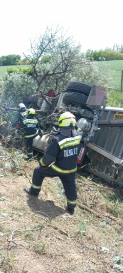 Az aszódi és a gödöllői hivatásos tűzoltók motoros láncfűrész segítségével a kidőlt fáktól megtisztították a teherautó környezetét