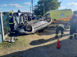 Kisodródott, majd kerítésnek csapódott egy személygépkocsi kedden délután Farmoson