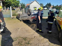 A nagykátai hivatásos tűzoltók áramtalanították, majd átvizsgálták a járművet