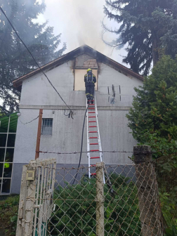 A nagykátai hivatásos tűzoltók megakadályozták a tűz továbbterjedését, eloltották a lángokat