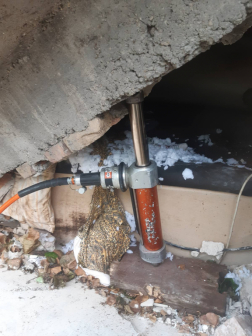 A tűzoltók kiérkezésekor az épületen kívül három ember volt, további egy ember a romok közé rekedt