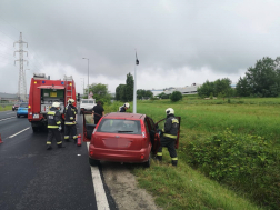 Villanyoszlopnak ütközött egy személyautó