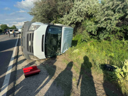 Az ütközés következtében a kisbusz az oldalára borult