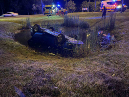 Vízgyűjtő áraokba hajtott egy autó