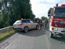 Az ütközés következtében egy ember a roncsba szorult