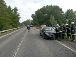 A tűzoltók áramtalanították, majd átvizsgálták a járműveket