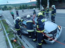 A tűzoltók feszítővágó segítségével szabadították ki a beszorult embert