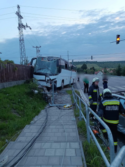 Az autóbusz egy villanyoszlopot is kidöntött