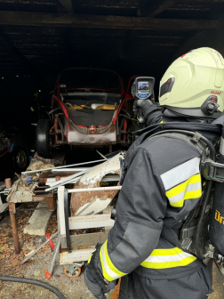  	Kigyulladt egy személyautó egy garázsban Újhartyánban