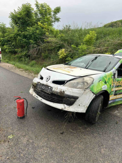 A gépkocsiban egyedül a sofőr utazott, aki kizuhant és a gépkocsi alá esett