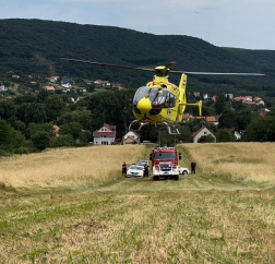 A szentendrei hivatásos tűzoltók kézi erővel, hordágyon a mentőhelikopterig a sérült személyt elvitték