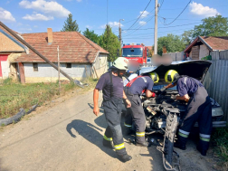 Távközlési oszlopnak ütközött egy személyautó 