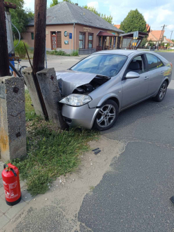 A nagykátai hivatásos tűzoltók áramtalanították a járművet