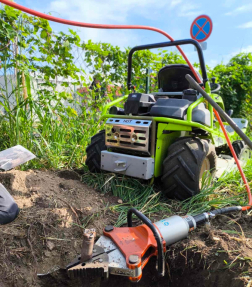 Gázvezetékbe vágott egy kis traktor Százhalombattán