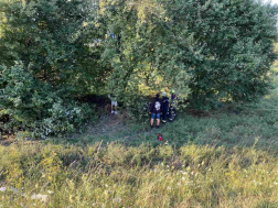 Öt méter mély árokba hajtott egy motoros