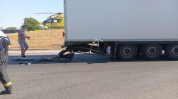 Kamion és egy személygépkocsi ütközött össze 