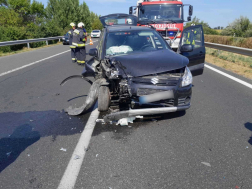 Kettő személygépkocsi és egy kamion ütközött össze