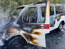  	Kisbusz égett az 51-es főúton