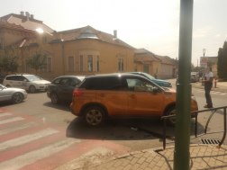 Két személygépkocsi ütközött össze szerdán délután Cegléden