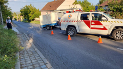 A tűzoltók áramtalanították a gépkocsikat
