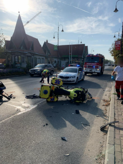 Motoros és személygépkocsi ütközött össze