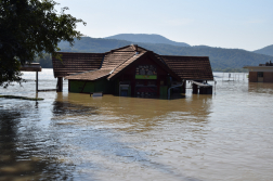  	Harminchat kilométeren folynak a védekezési munkálatok