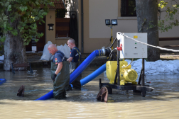  	Harminchat kilométeren folynak a védekezési munkálatok