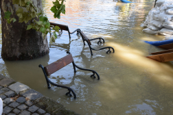  	Harminchat kilométeren folynak a védekezési munkálatok