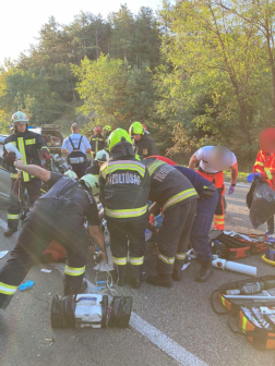 A gépkocsi három utasa a roncsba szorult